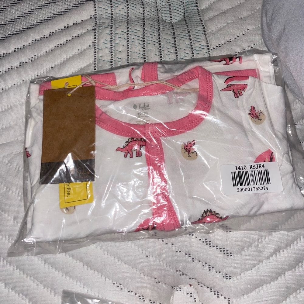 Kyte baby rose jurassic 12-18 snap romper